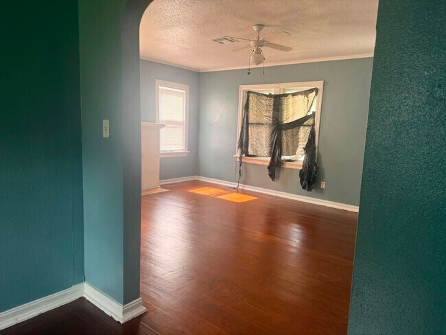 Building Photo - **Charming 3-Bedroom Home in a Great Neighborhood – $900/Month**
