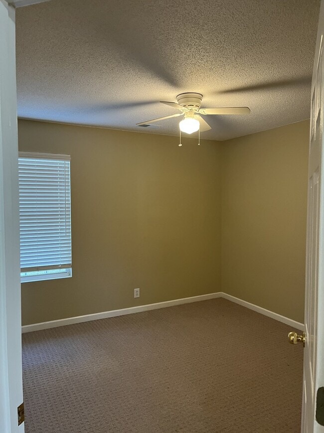 Building Photo - 5070 Boyd Dr