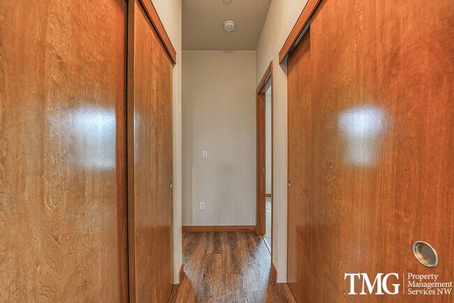 Building Photo - 2BD Duplex in Great Washougal Location! Beautiful Finishes!