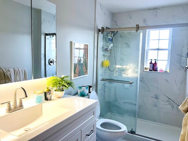 Building Photo - 747 N Main St