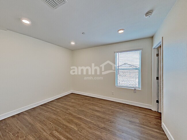 Building Photo - 5949 W Columbine Dr
