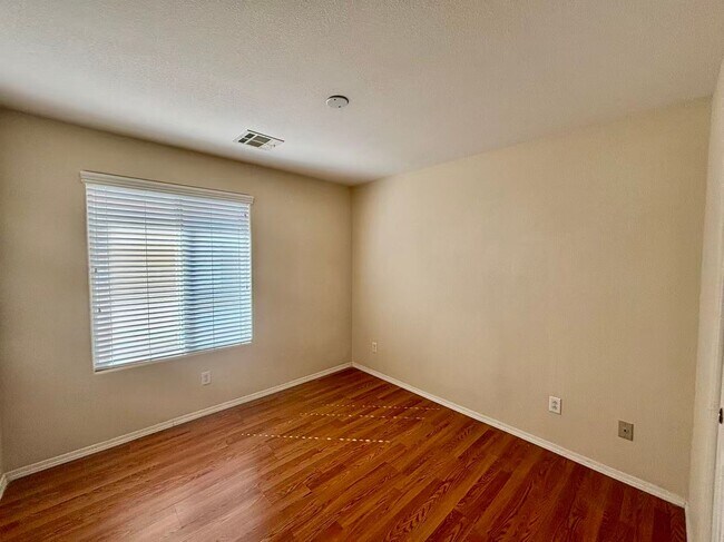 Building Photo - Beautiful 4 bedrooms home in desirable Green Valley