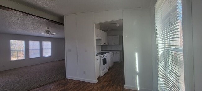 Building Photo - Ready to move in!