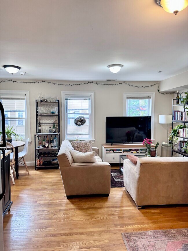 Building Photo - 171 Thorndike St