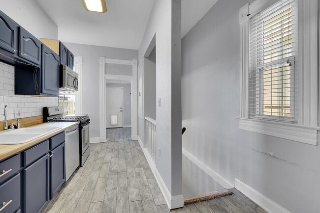 Building Photo - $2,495, 2-bed, 1-bath Victorian in the hea...