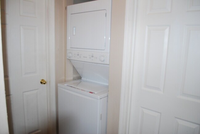 Building Photo - 3 bed Condo in Central Meridian!