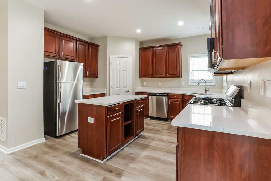 Building Photo - 7139 Thoreau Cir