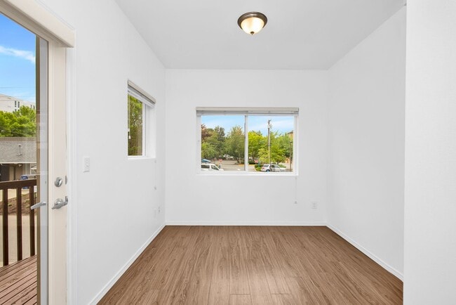 Building Photo - Mini 2 Bedroom Townhouse Heart of Redmond