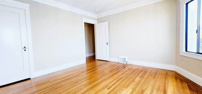 Building Photo - SUPER SPACIOUS, 3 LEVELS, 3 BONUS Rooms-SI...