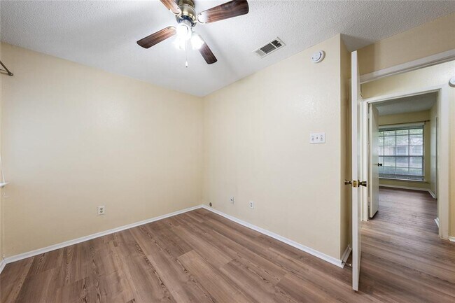 Building Photo - 1015 E Yager Ln