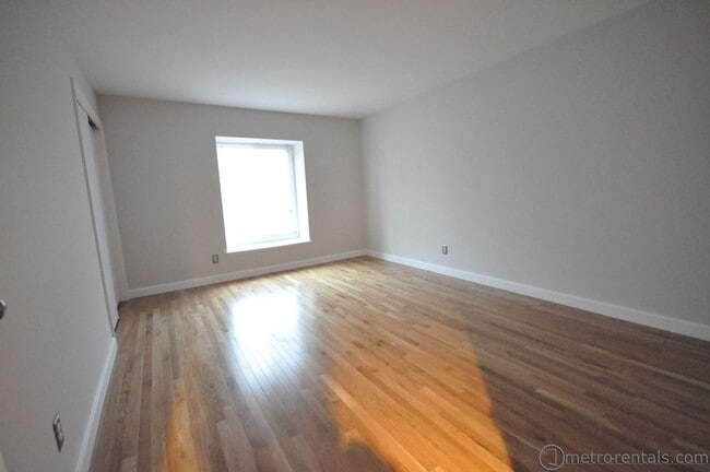 Building Photo - 4873-4873 Moreland Dr