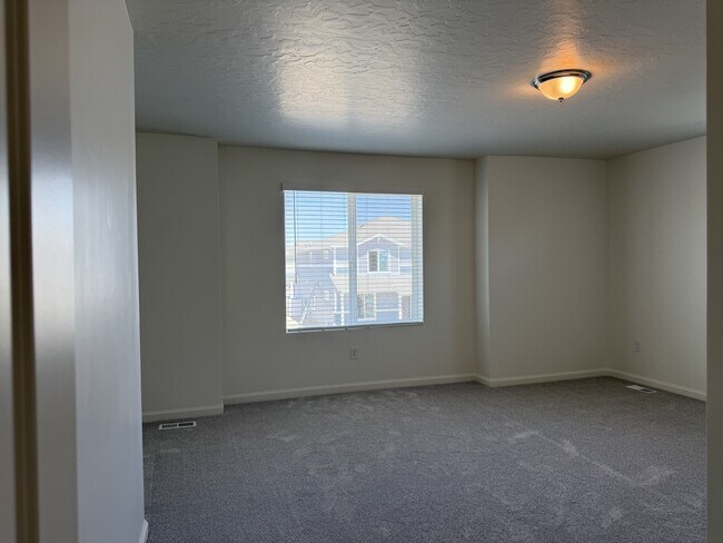 Building Photo - 203 E Arcade Dr