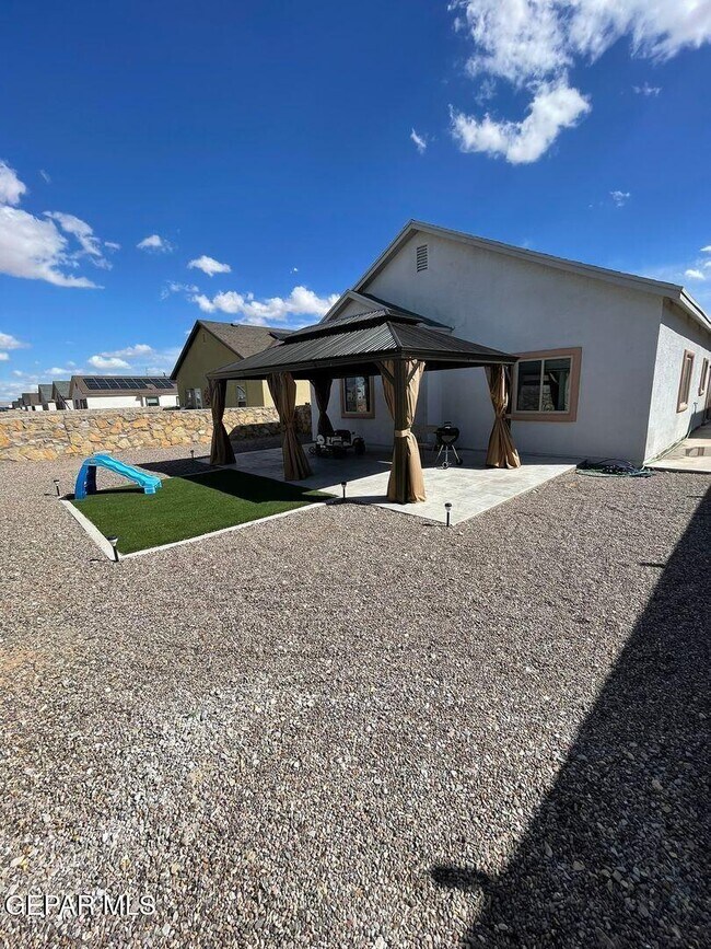 Building Photo - 14849 Tierra Escape Ave