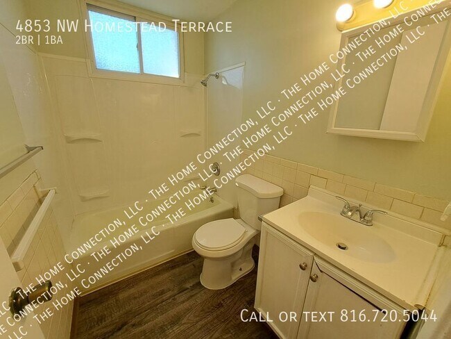 Building Photo - Clean 4-Plex Apartment-Park Hill Schools!