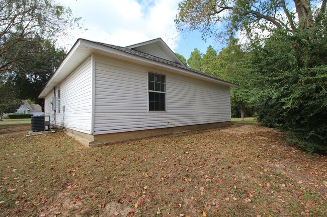 Building Photo - 3 bed 2 bath home in southwest Pensacola ~...