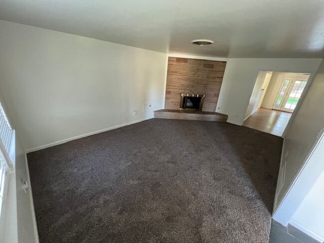 Building Photo - HOUSE