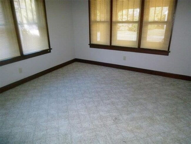 Building Photo - 2 Bedroom Home Near Union Hospital - Pets Welcome!