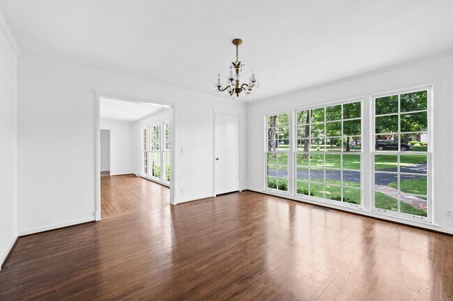 Building Photo - Charming 3BR/2.5BA Ranch-Style Home in the...