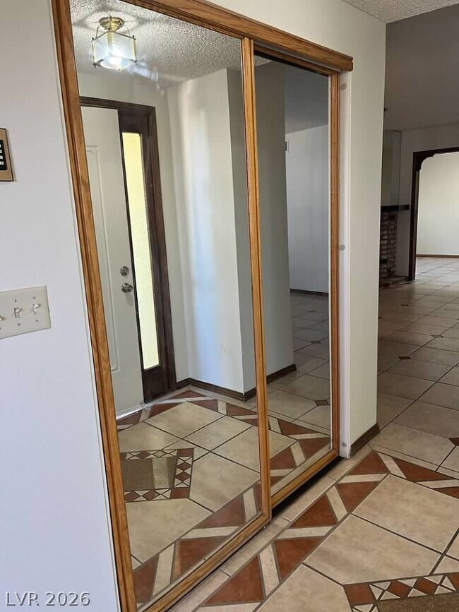 Building Photo - 600 Woodmount Dr