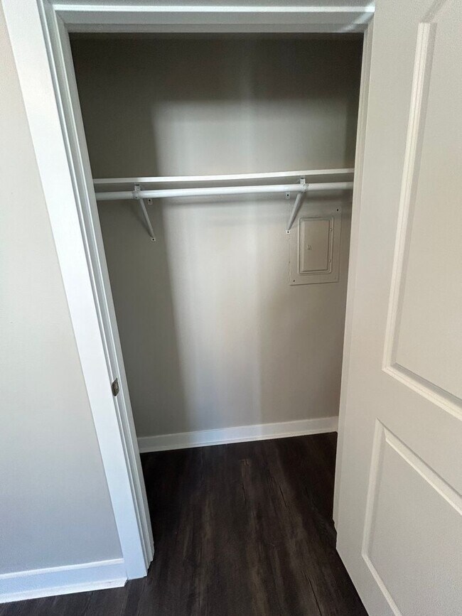 Building Photo - Recently Renovated 2 Bedroom Apartment