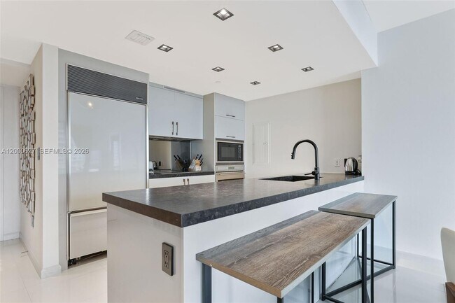 Building Photo - 465 Brickell Ave