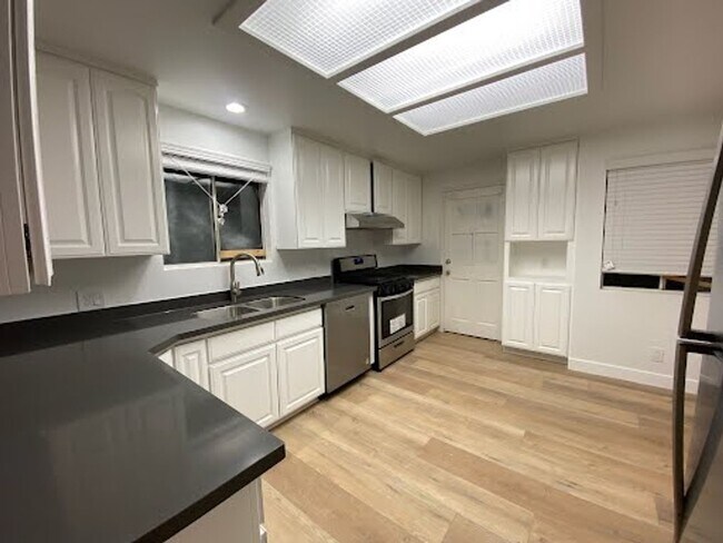 Building Photo - Charming Newly Renovated HOUSE with Privat...