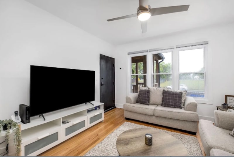 Building Photo - 1600 Central St