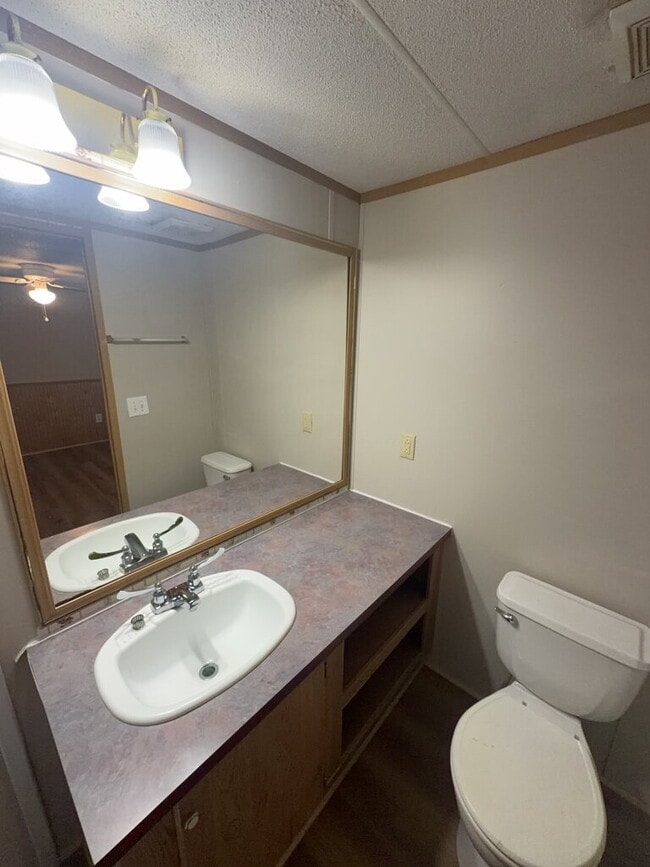 Building Photo - Charming 2 Bedroom Mobile Home