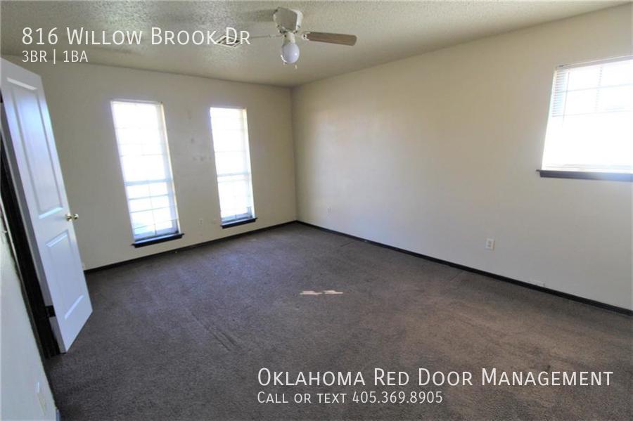 Building Photo - 816 Willow Brook Dr