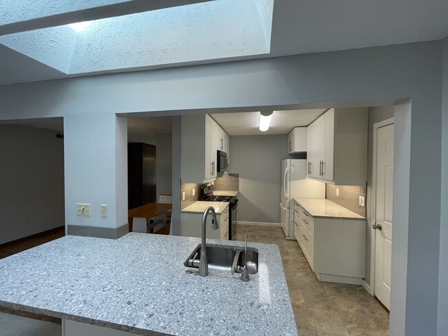 Building Photo - 140 Seneca Ln
