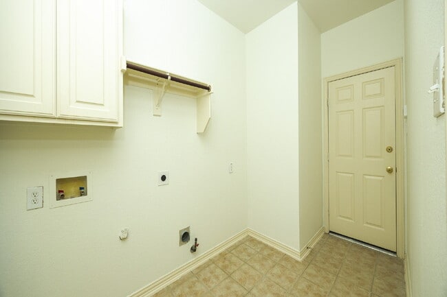 Building Photo - 10002 River Bend Dr