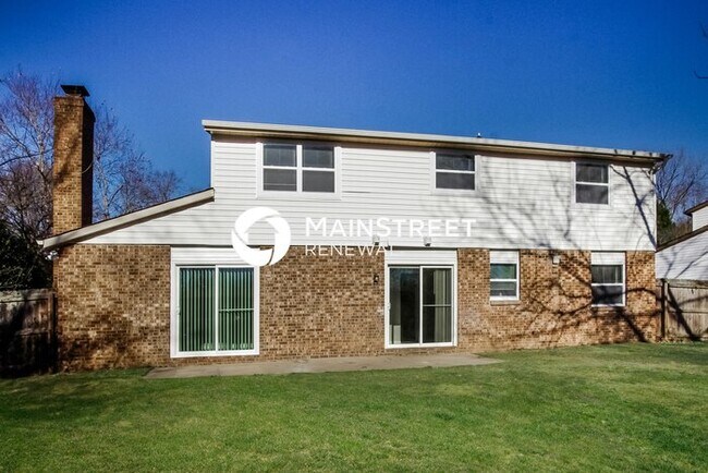 Building Photo - 4 Bedroom Pet-Friendly Home in Charlotte, NC with Main Street Renewal