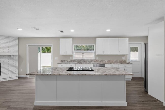 Building Photo - 3701 Feather Dr
