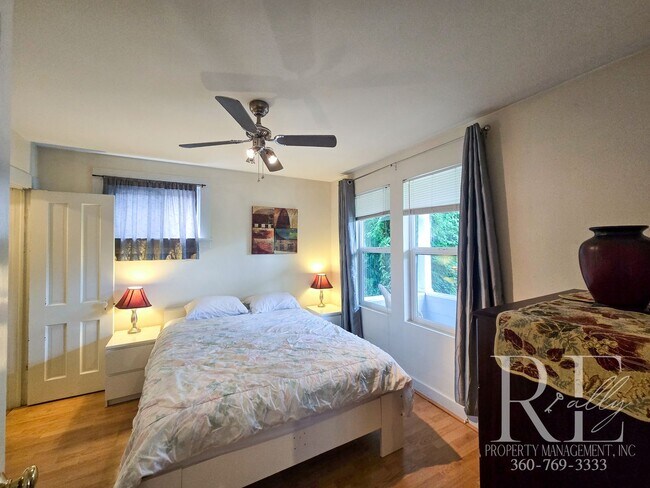 Building Photo - Furnished Top-Floor Duplex in Bremerton | ...