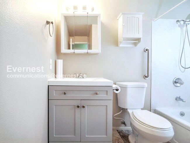 Building Photo - 301 E 2nd St