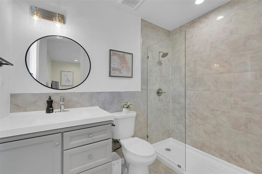 Building Photo - 640 NE 17th Way