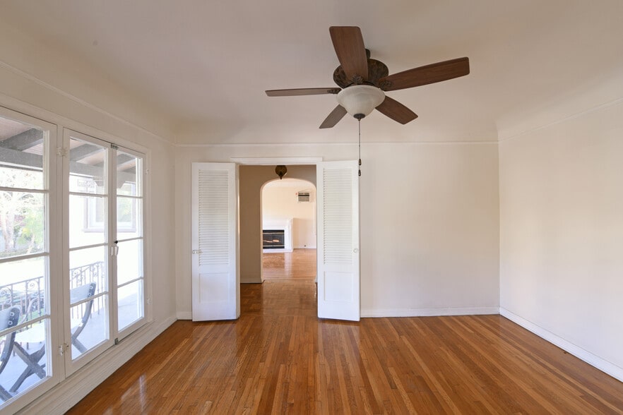 Building Photo - 913 Le Doux Rd