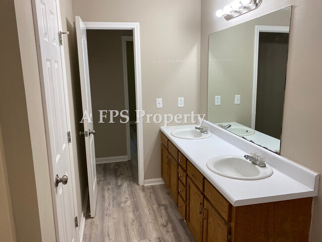 Building Photo - 184 Pine St SW