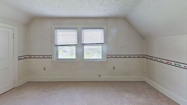 Building Photo - 129 Loucks St