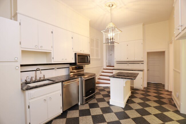 Building Photo - -- AVAILABLE 05/26/2026 -- MUSEUM DISTRICT CHARMER! 2 CAR GARAGE