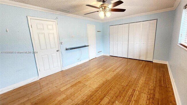 Building Photo - 6516 SW 41st Ct