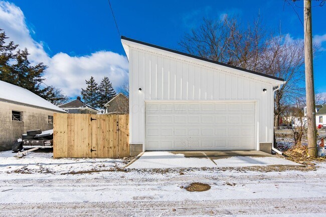 Building Photo - 172 Whitethorne Ave