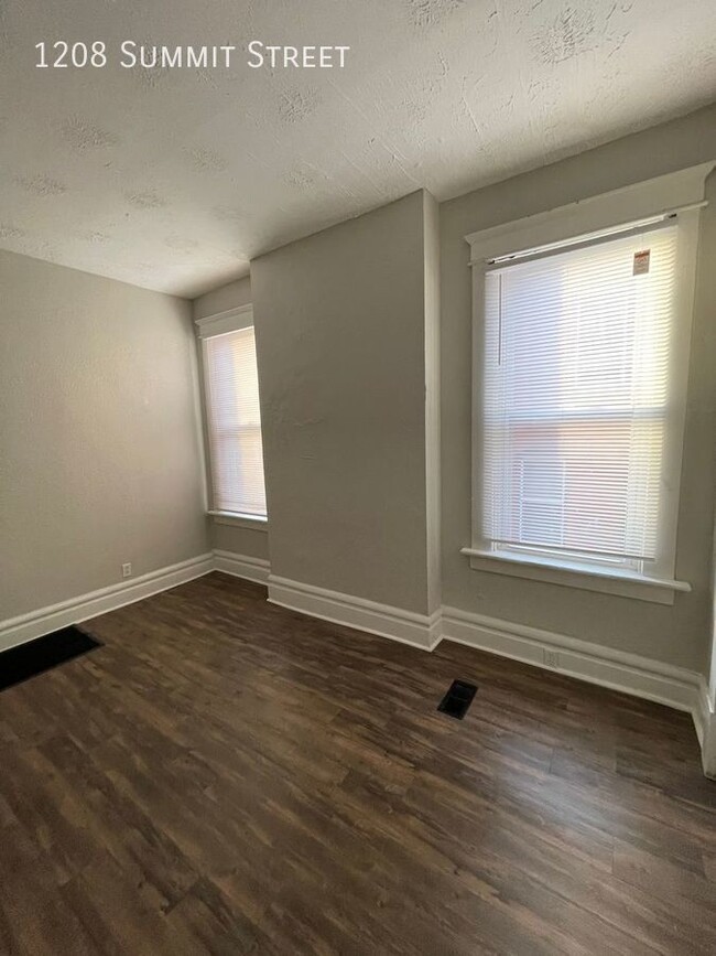 Building Photo - 1 Bed On Summit Street - Near Campus/ Shor...