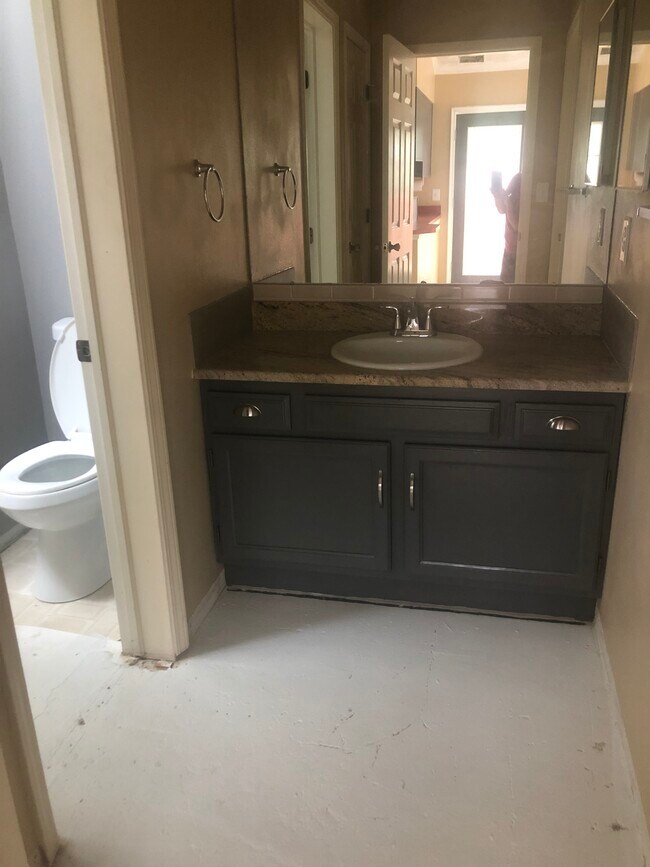 Each bedroom has a vanity area. - 5034 Sunsuite Trl