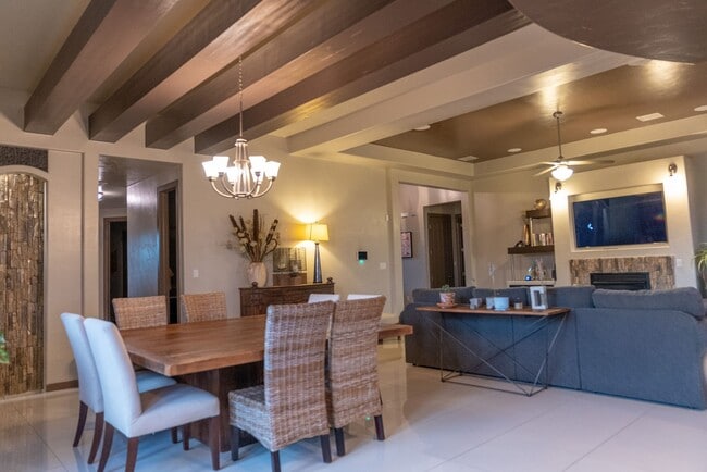 Building Photo - Stunning 4 bedroom, 2,5 bath home in West ...