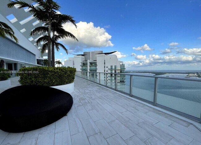 Building Photo - 1300 Brickell Bay Dr