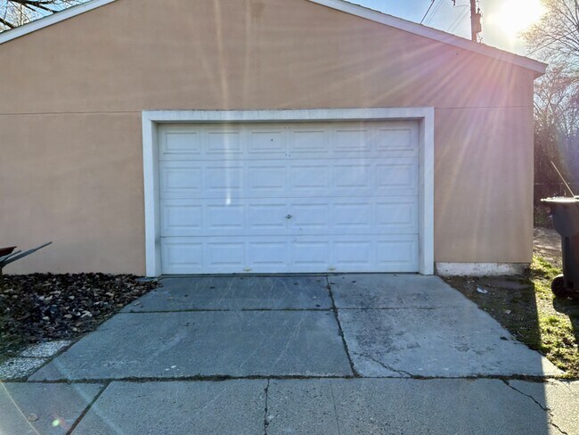 Building Photo - 385 Fir St