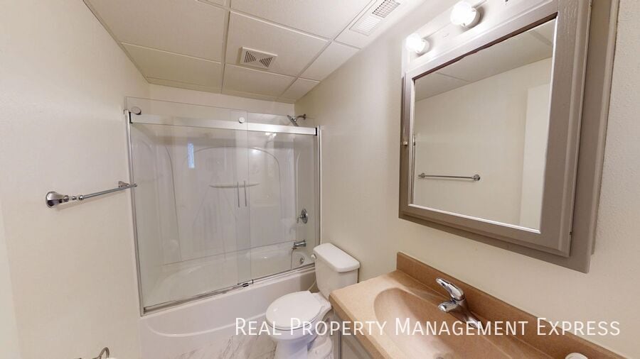 Building Photo - Stunning 4-Bedroom 2-Bathroom Home with Fully Fenced Yard