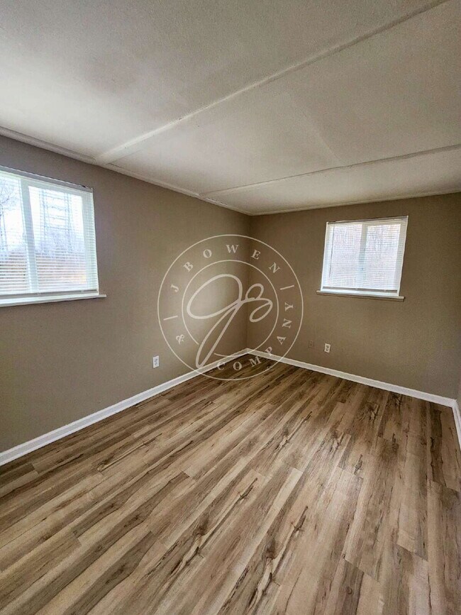 Building Photo - Updated 4-Bedroom Home with 1.5 Baths – Minutes from Oregon