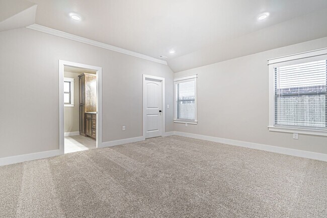 Building Photo - Beautiful home awaits you!